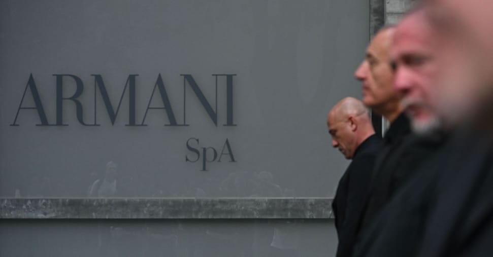 Chiusa la camera ardente di Armani, in 16mila per l’addio. Lunedì i funerali a Rivalta