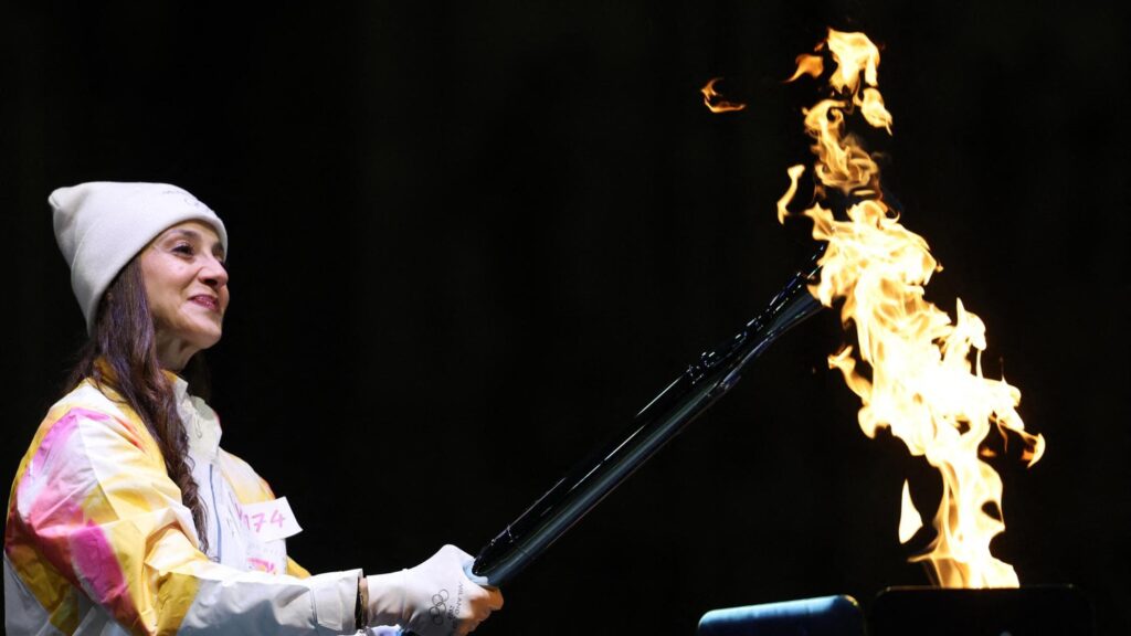 Olimpiadi Milano Cortina, la fiamma attraversa la città tra gli applausi. Domani Meloni vede Vance